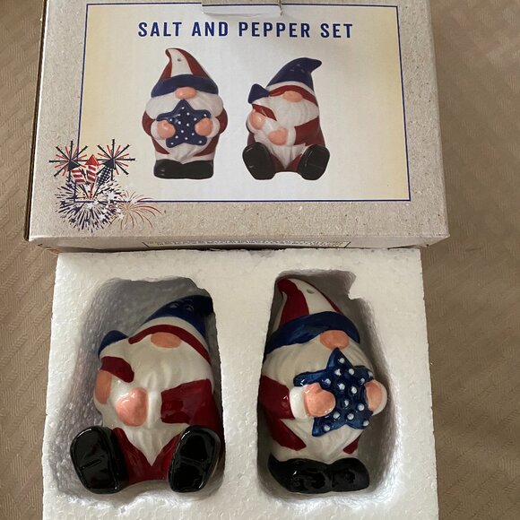 CRACKER BARREL GNOME SALT AND PEPPER SHAKERS RED WHITE BLUE shopping bag incl - Picture 2 of 4